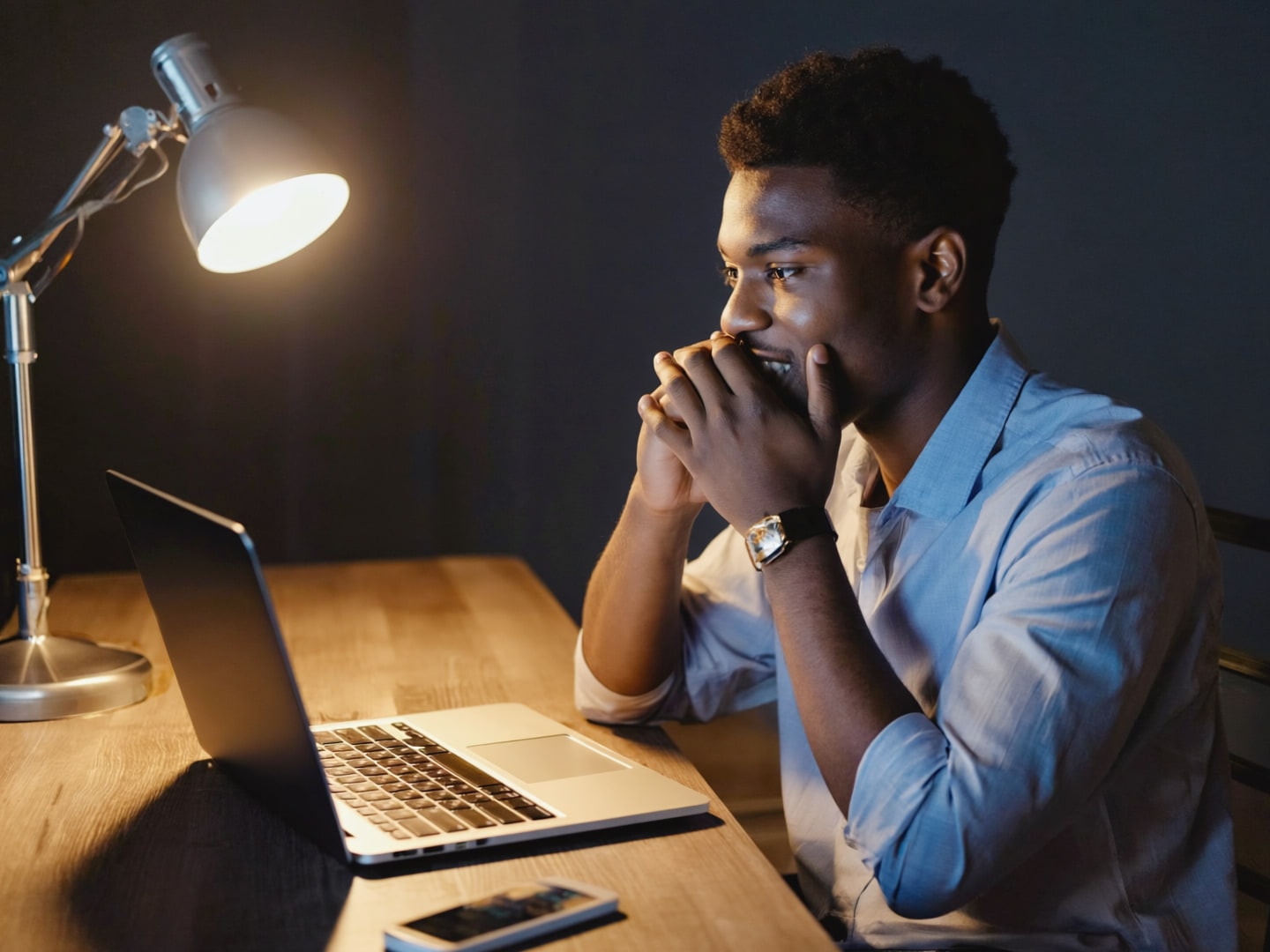 Illustration : un jeune homme devant un ordinateur portable la nuit, les mains sur la bouche, ému par ce qu’il lit.